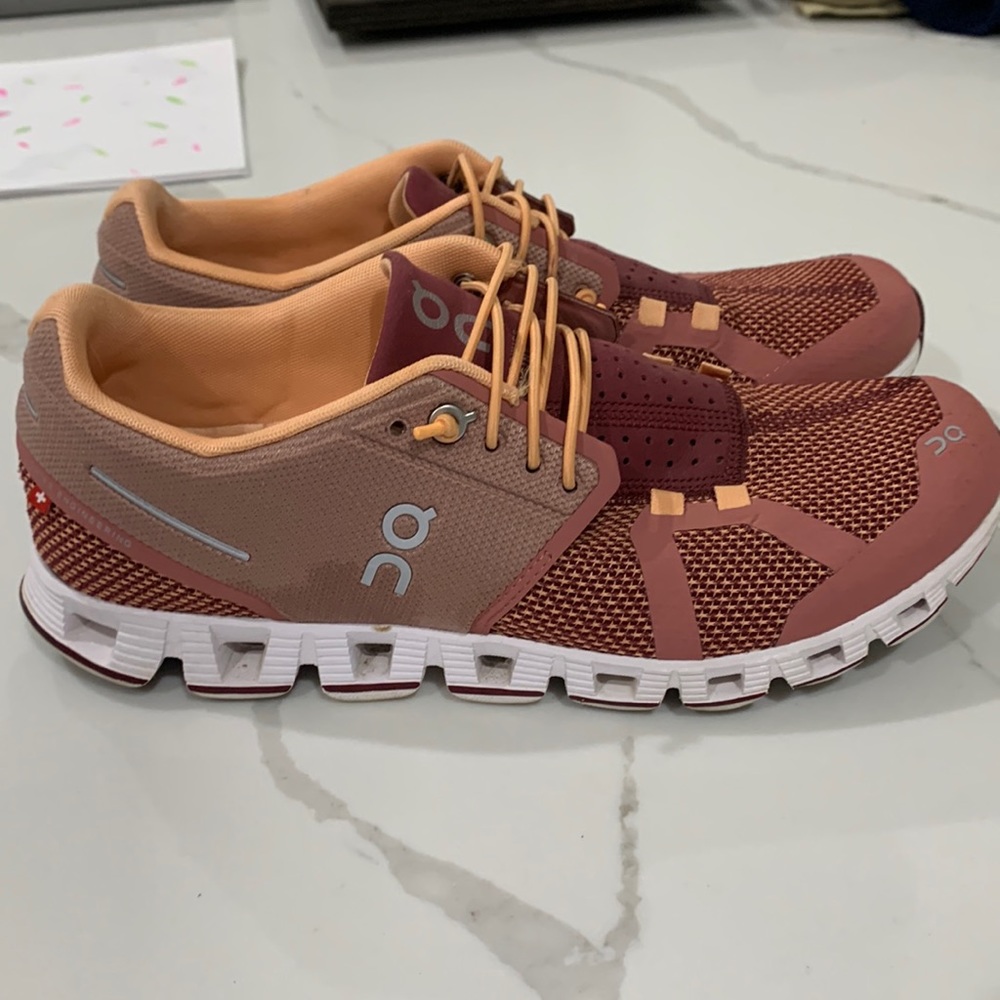 Gently worn womens On cloud 8.5